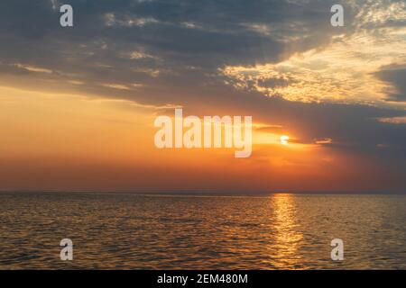 Schöner Sonnenuntergang über dem Kaspischen Meer Stockfoto