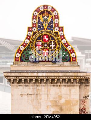 Die London, Chatham und Dover Railway Wappen auf dem südlichen Abutment der Blackfriars Eisenbahnbrücke in London. Erbaut 1862-1864 von Joseph Cubitt Stockfoto