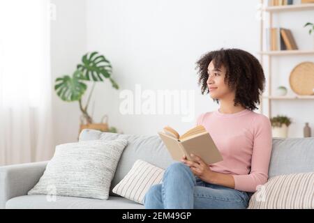 Heiter ziemlich junge afroamerikanische Frau fühlen sich entspannt, Dame Traum genießen Wohlbefinden atmen frische Luft Stockfoto