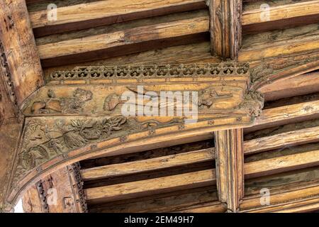 Das !5th Jahrhundert geschnitzte Hammerbeam Dach der Kirche St. Mary aus dem 13th. Jahrhundert in Mildenhall, Suffolk UK Stockfoto