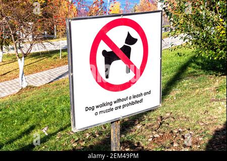 Warnschild: Hundespaziergängen ohne Leine und Schnauze sind verboten Stockfoto