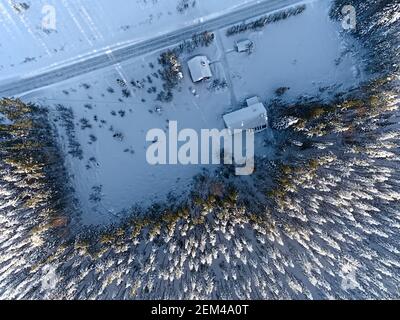 Ländliche Bauernhäuser in Schweden, mit einer Drohne von oben erschossen. Stockfoto