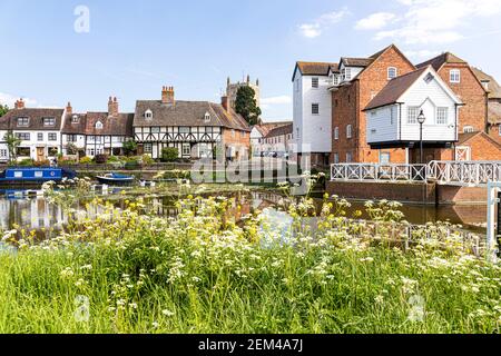 Abbey Mill und alte Cottages in St Marys Road neben der Mill Avon in der alten Stadt Tewkesbury am Flussufer, Gloucestershire UK Stockfoto