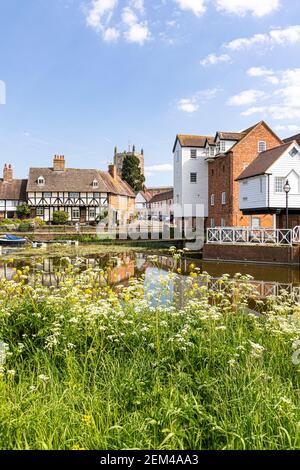 Abbey Mill und alte Cottages in St Marys Road neben der Mill Avon in der alten Stadt Tewkesbury am Flussufer, Gloucestershire UK Stockfoto