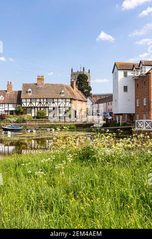 Abbey Mill und alte Cottages in St Marys Road neben der Mill Avon in der alten Stadt Tewkesbury am Flussufer, Gloucestershire UK Stockfoto