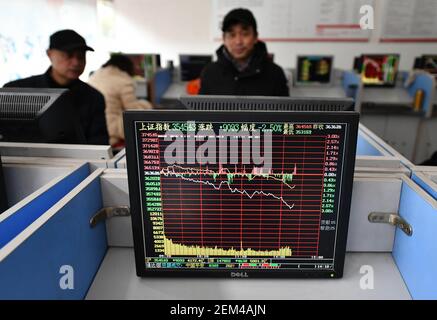 Eine elektronische Kontrolltafel, die die Aktienkurse zeigt, bei einem Maklerhaus. Chinas drei A-Aktienindizes schlossen heute, wobei der Shanghai-Index um 1,99% abging, um bei 3564,08 zu schließen, der Shenzhen Composite-Index um 2,44%, um bei 14870,66 zu schließen, und der Gem-Index um 3,37%, um bei 3007,46 zu schließen. Stockfoto