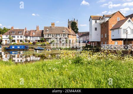 Abbey Mill und alte Cottages in St Marys Road neben der Mill Avon in der alten Stadt Tewkesbury am Flussufer, Gloucestershire UK Stockfoto