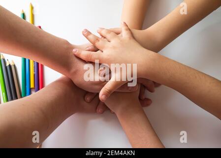 Botschaft der Zweisamkeit aus kleinen Händen für den 8. März, den Internationalen Frauentag. Kleine Hände übereinander gestapelt. Stockfoto