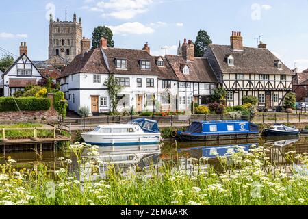 The Abbey und alte Hütten in St Marys Road neben der Mill Avon in der alten Stadt Tewkesbury am Flussufer, Gloucestershire UK Stockfoto