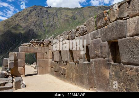 Terrassen von Pumatallis bei den Inka-Ruinen von Ollantaytambo im Heiligen Tal der Inkas, Urubamba Provinz in Peru, Südamerika. Stockfoto