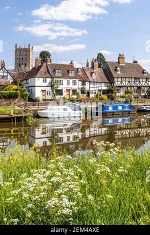 The Abbey und alte Hütten in St Marys Road neben der Mill Avon in der alten Stadt Tewkesbury am Flussufer, Gloucestershire UK Stockfoto