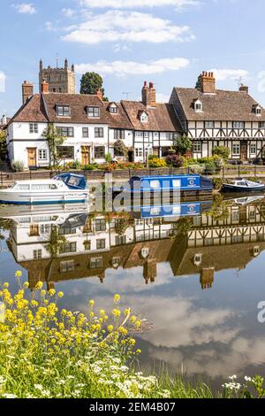 The Abbey und alte Hütten in St Marys Road neben der Mill Avon in der alten Stadt Tewkesbury am Flussufer, Gloucestershire UK Stockfoto