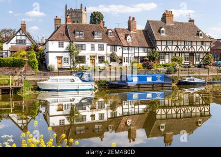 The Abbey und alte Hütten in St Marys Road neben der Mill Avon in der alten Stadt Tewkesbury am Flussufer, Gloucestershire UK Stockfoto