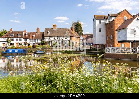 Abbey Mill und alte Cottages in St Marys Road neben der Mill Avon in der alten Stadt Tewkesbury am Flussufer, Gloucestershire UK Stockfoto