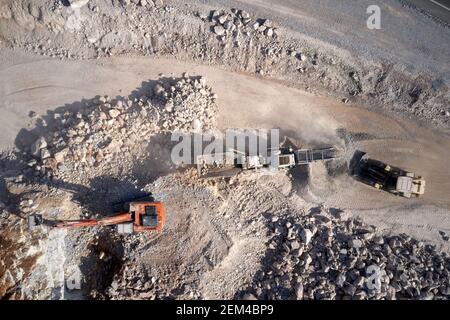 Schwere Maschinen arbeiten in Stein qaurry. Stockfoto