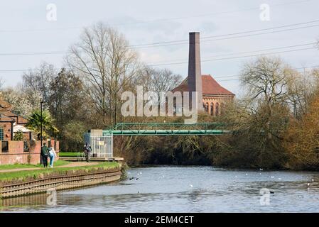 The River Lea and the Engine House Veranstaltungsort in Walthamstow Wetlands im Februar, North London Großbritannien Stockfoto