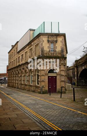 Das Central Public House ist ein altes keilförmiges Gebäude, das stolz auf der Half Moon Lane in Gateshead, Tyne and Wear steht. Stockfoto