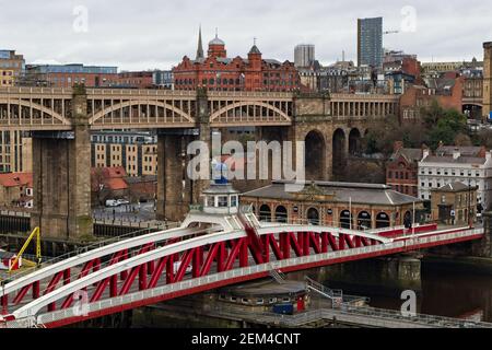 Wenn man von der Tyne Bridge hinunterblickt, sind das die Alten Swing Bridge und High Level Bridge, die den Fluss überspannen Tyne Verknüpfung Newcastle und Gateshead in NOR Stockfoto