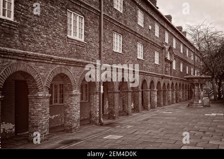 Bögen und Dorrways des alten mittelalterlichen Holy Jesus Hospital an der City Road in Newcastle, Tyne and Wear, Nordostengland. Stockfoto