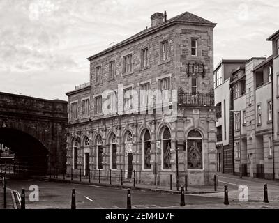 Das Central Public House ist ein altes keilförmiges Gebäude, das stolz auf der Half Moon Lane in Gateshead, Tyne and Wear steht. Stockfoto