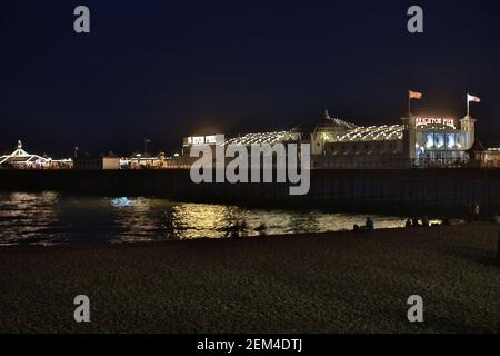 Ein allgemeiner Blick auf den Pier und den Strand am 2. Tag des Great Escape Festivals in Brighton, England Stockfoto