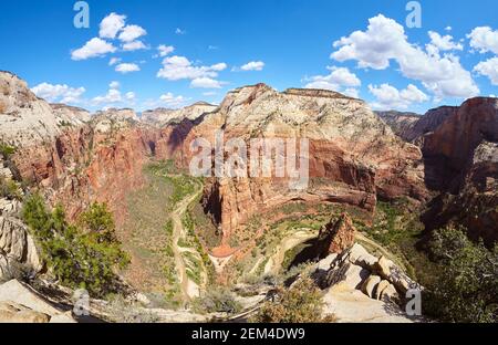 Panoramablick von der Spitze der Angels Landing im Zion National Park, Utah, USA. Stockfoto