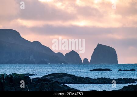 Die Felsen an der Küste zwischen Rosbeg und Glencolumbkille in County Donegal - Irland Stockfoto