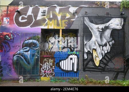 Graffiti Alley, Toronto, Kanada. Die Graffiti Alley befindet sich im Modeviertel von Toronto und verläuft parallel zur trendigen Queen Street West. Es umfasst drei Stadtblocks und umfasst die benachbarte Gasse der Rush Lane. Es ist ein beliebter Ort, um einige der besten Beispiele von Torontos lebendige Street Art und Wandmalereien zu sehen. Stockfoto