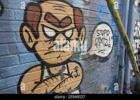 Graffiti Alley, Toronto, Kanada. Die Graffiti Alley befindet sich im Modeviertel von Toronto und verläuft parallel zur trendigen Queen Street West. Es umfasst drei Stadtblocks und umfasst die benachbarte Gasse der Rush Lane. Es ist ein beliebter Ort, um einige der besten Beispiele von Torontos lebendige Street Art und Wandmalereien zu sehen. Stockfoto