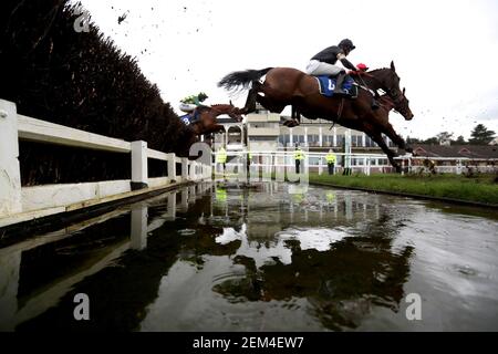 Eine allgemeine Ansicht der Läufer und Reiter in Aktion, während sie in der His Royal Hoheit der Prinz von Wales bedingte Jockeys' Handicap Chase auf Ludlow Racecourse konkurrieren. Bilddatum: Mittwoch, 24. Februar 2021. Stockfoto