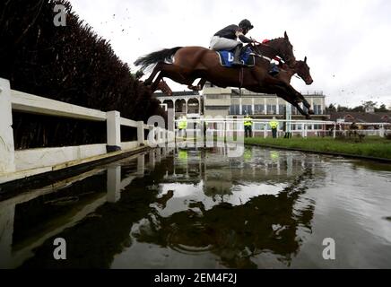 Eine allgemeine Ansicht der Läufer und Reiter in Aktion, während sie in der His Royal Hoheit der Prinz von Wales bedingte Jockeys' Handicap Chase auf Ludlow Racecourse konkurrieren. Bilddatum: Mittwoch, 24. Februar 2021. Stockfoto