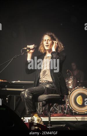 Blaine Harrison von Mystery Jets spielt live auf der Corn Exchange Bühne am 3. Tag des Great Escape Festivals in Brighton, England Stockfoto