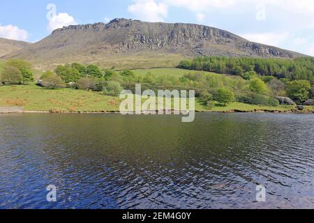 Dove Stone Reservoir mit Ravenstones Crag / Dovestone Edge im hinteren Teil, Peak District, Großbritannien Stockfoto