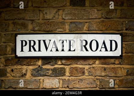 Privates Straßenschild an der Ziegelwand Stockfoto