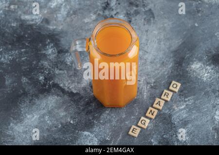 Orangensaft in einem Glaskrug auf Marmorboden Stockfoto
