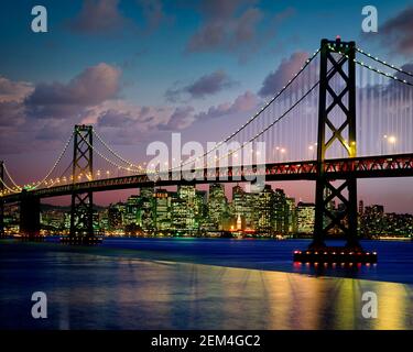 USA - KALIFORNIEN: Oakland Bridge und die Innenstadt von San Francisco bei Nacht Stockfoto