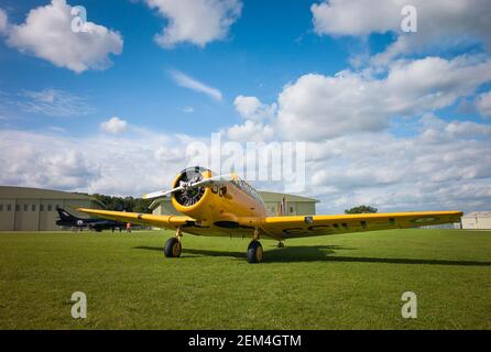 North American Texan Harvard IIB in fliegender Verfassung in Kemble Flugplatz in Gloucestershire England Stockfoto