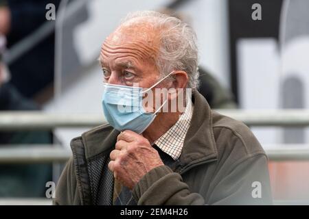 Landwirte, die während der Covid-19 Pandemie an einem Tierverkauf teilnehmen, tragen Gesichtsmasken, um die Ausbreitung des Virus zu verhindern. VEREINIGTES KÖNIGREICH Stockfoto