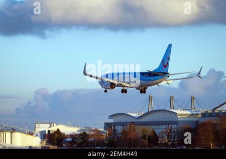 30. Januar 2021, Hamburg: Eine Boeing 737 der Fluggesellschaft TUIfly mit der Registrierung D-ATUN landet am Nachmittag auf dem Fuhlsbüttel Airport aus Funchal (Madeira/Portugal). Die Fluggesellschaft TUIfly ist eine Tochtergesellschaft des Tourismuskonzerns TUI Group. Foto: Soeren Sache/dpa-Zentralbild/ZB Stockfoto