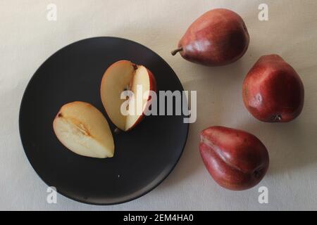 Die Red Bartlett Birne trägt eine echte pyriforme Birnenform. Eine abgerundete Glocke auf der unteren Hälfte der Frucht, dann eine definitive Schulter mit einer kleineren ne Stockfoto