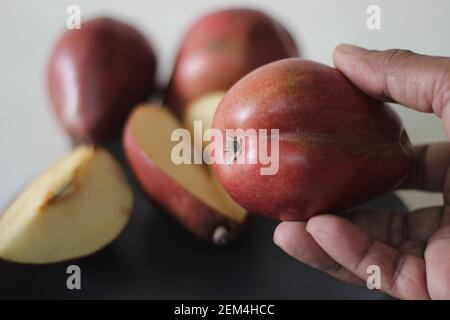 Die Red Bartlett Birne trägt eine echte pyriforme Birnenform. Eine abgerundete Glocke auf der unteren Hälfte der Frucht, dann eine definitive Schulter mit einer kleineren ne Stockfoto