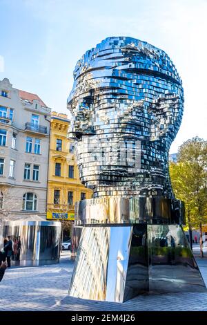 Der Kopf von Franz Kafka (auch bekannt als Statue von Kafka). Außenskulptur des Künstlers David Cerny in der Nähe des Einkaufszentrums Quadrio in der Prager Altstadt Stockfoto