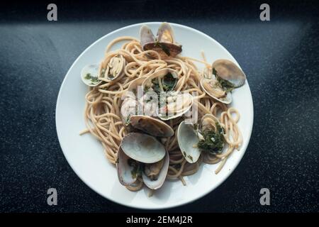 Von oben aus hat man einen Blick auf frisch zubereitete Meeresfrüchte-Pasta auf weißer Palte Stockfoto