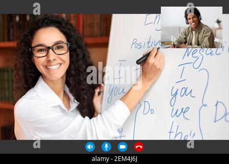 Tutorin erklärt Schüler englische Grammatik, mit Online-Unterricht Stockfoto