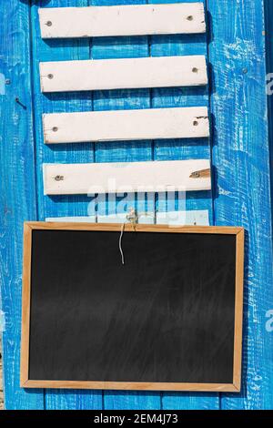 Nahaufnahme einer hölzernen leeren Plakatwand und leerer Tafel mit Kopierraum. Vorlage für eine Bar, Restaurant, Pub, Pizzeria, Taverne oder ein rustikales Geschäft. Stockfoto