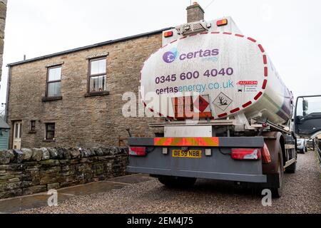 Lieferung von Heizöl an ein ländliches Wohneigentum, North Yorkshire, Großbritannien Stockfoto