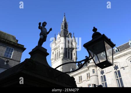 Der Turm des Stadthauses im Stadtzentrum von Aberdeen, Schottland, mit einer alten Lampe und der Mannie-Statue im Vordergrund Stockfoto