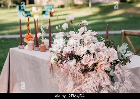 Hochzeitsblumen auf dem Tisch Abendessen im Sommer Stockfoto