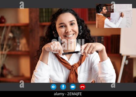 Fröhliche junge Dame, die Englisch studiert, mit Videoanruf mit Tutor Stockfoto