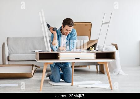 Bauen Sie neue Möbel zu Hause selbst, Handwerker und Reparaturmann Stockfoto